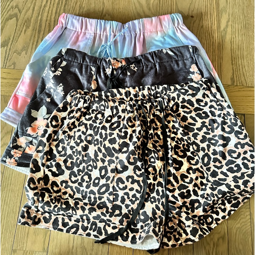 Women’s boutique style print shorts size Large